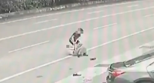 強盜片｜男遭搶摔倒還拖行　打死不放手！護住100萬元現金