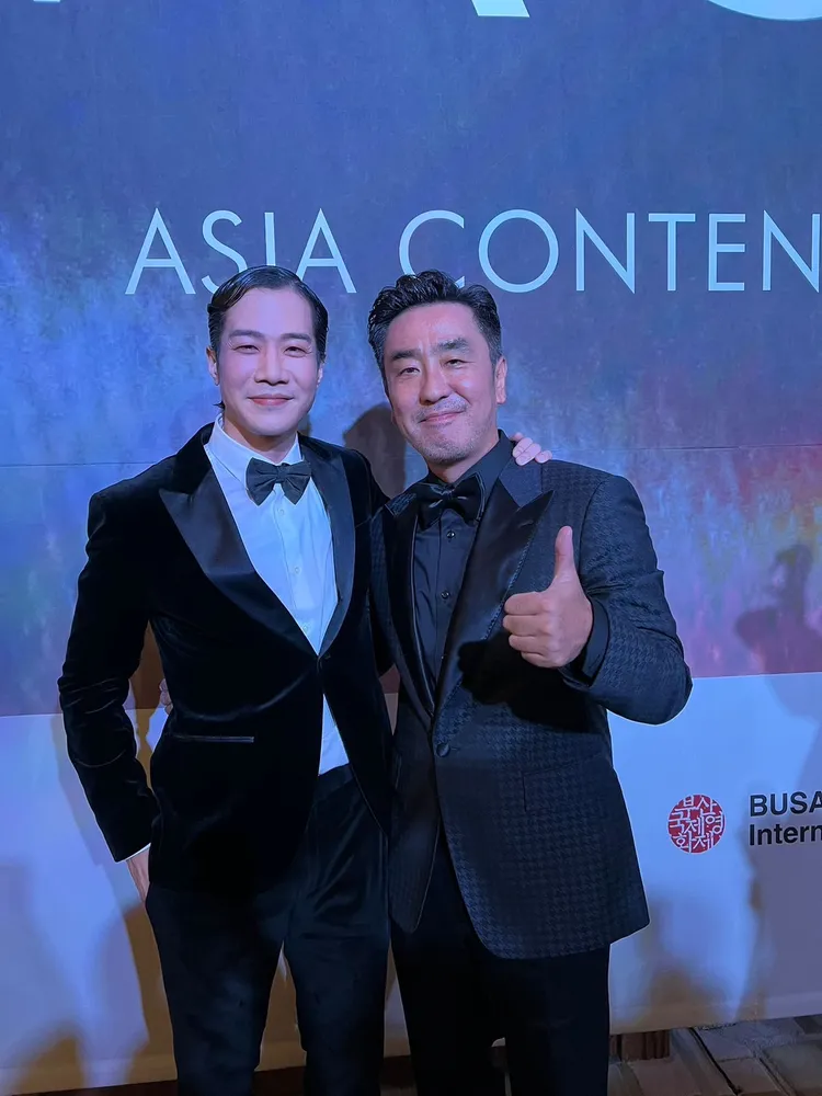 薛仕凌和柳承龍合影互動。文策院提供