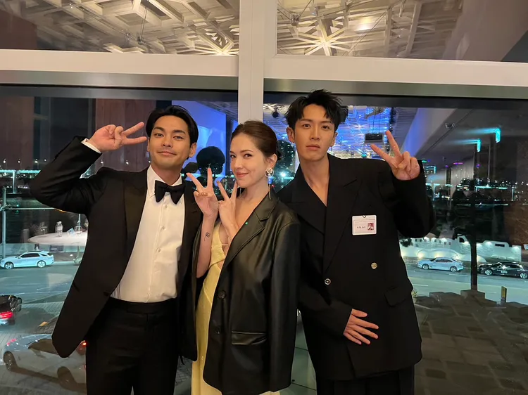 柯震東、許瑋甯和日本影帝柳樂優彌合影。文策院提供