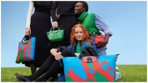 LONGCHAMP摺疊包「好有愛」! 攜手藝術大師將101紅色地標背身上