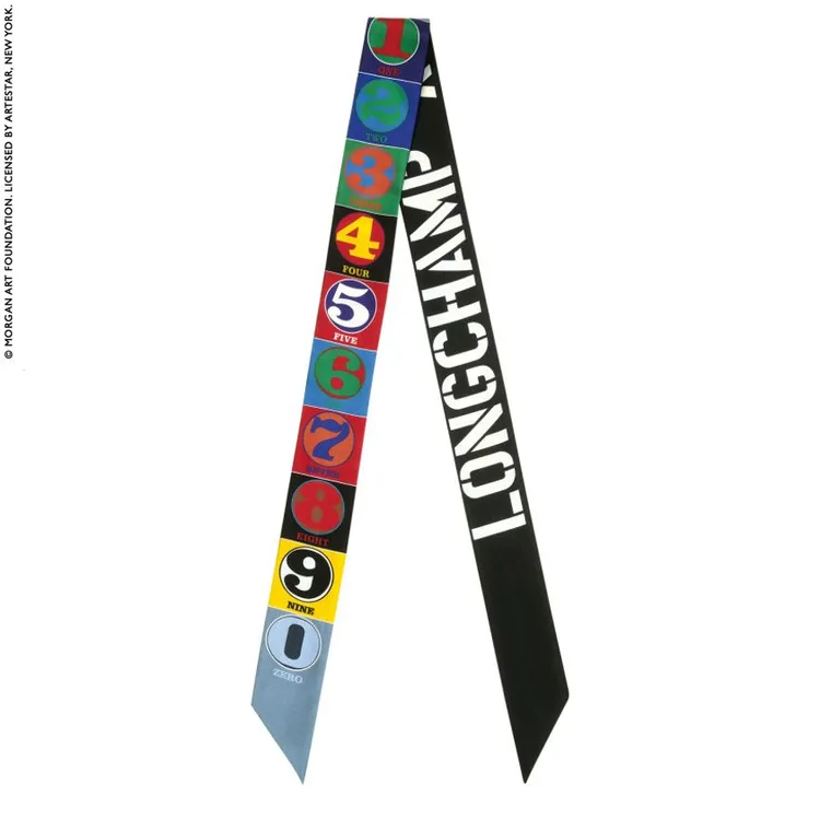 LONGCHAMP X ROBERT INDIANA 束髮帶，4500 元。品牌提供