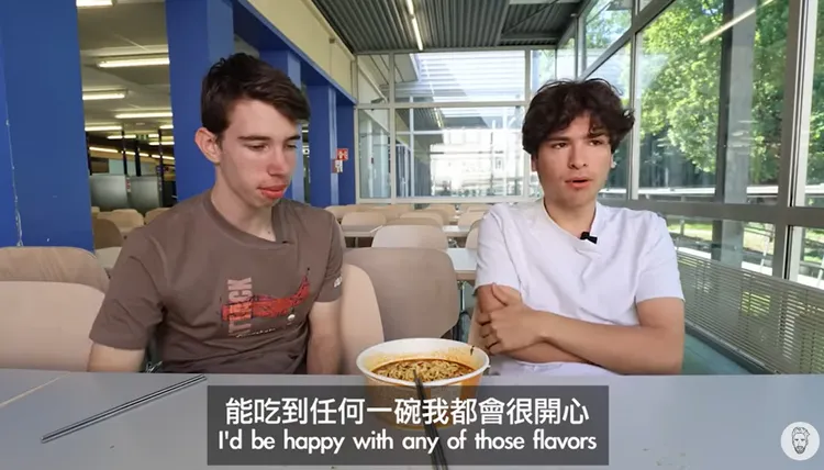 法國高中生對台灣泡麵讚不絕口，能吃到任何一碗都會很開心，「30塊還是200塊我都願意買」。 翻攝《Ku's dream酷的夢-》的YouTube頻道