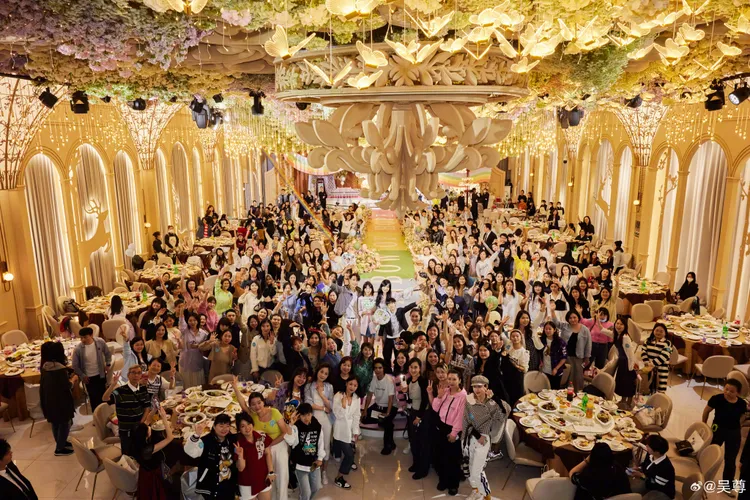 吳尊席開22桌請粉絲吃大餐。翻攝吳尊微博