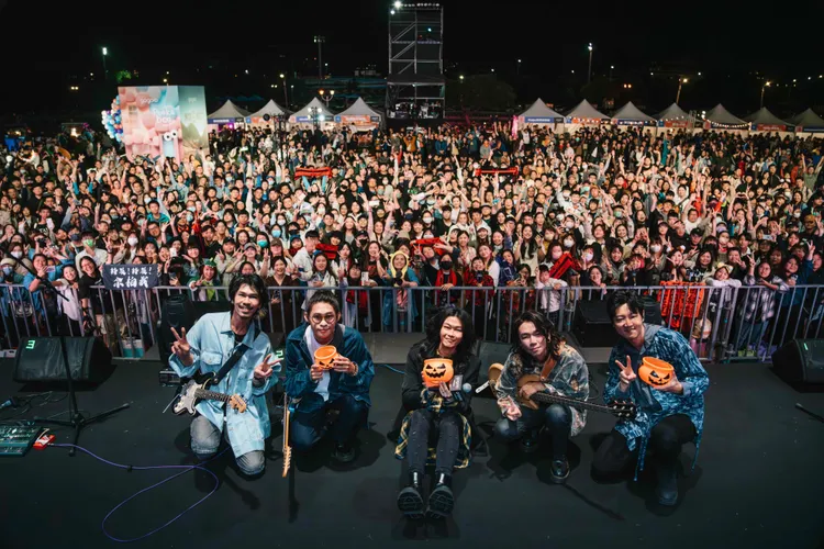 麋先生 MIXER 獻聲吸引滿滿的樂迷朝聖，DJ 賴皮 MR. SKIN 用熱曲串燒嗨翻現場，由韋禮安壓軸演出帶動全場大合唱。業者提供