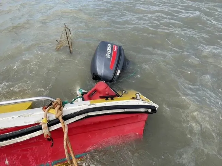 中國偷渡客駕駛的舢舨。民眾提供