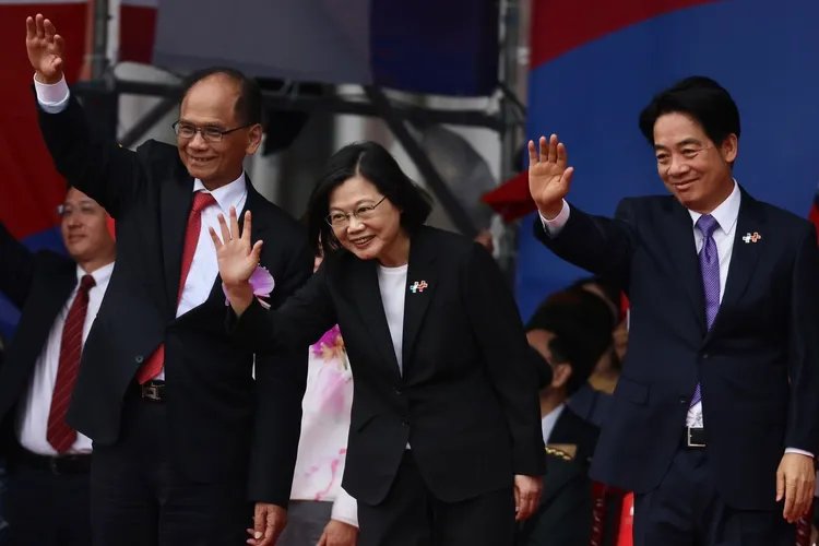 （左起）立法院長游錫堃、總統蔡英文及副總統賴清德對日華懇、台日交流聯誼會成員揮手致意。林林攝