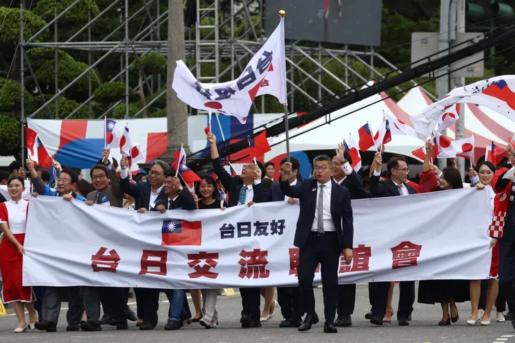 朝野立委所組成的台日交流聯誼會遊行隊伍。林林攝