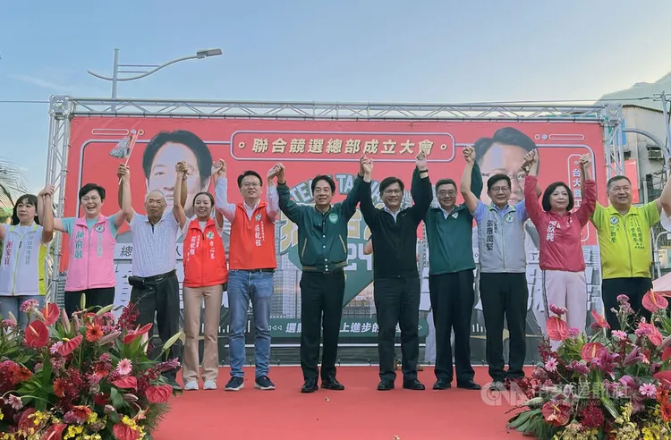 賴清德（中）14日走訪台中，與總統府秘書長林佳龍（右5）、前民進黨主席卓榮泰（右4）等人一起向鄉親推薦爭取連任的黨籍立委莊競程（左5），呼籲讓他留在國會成為強力後盾。中央社