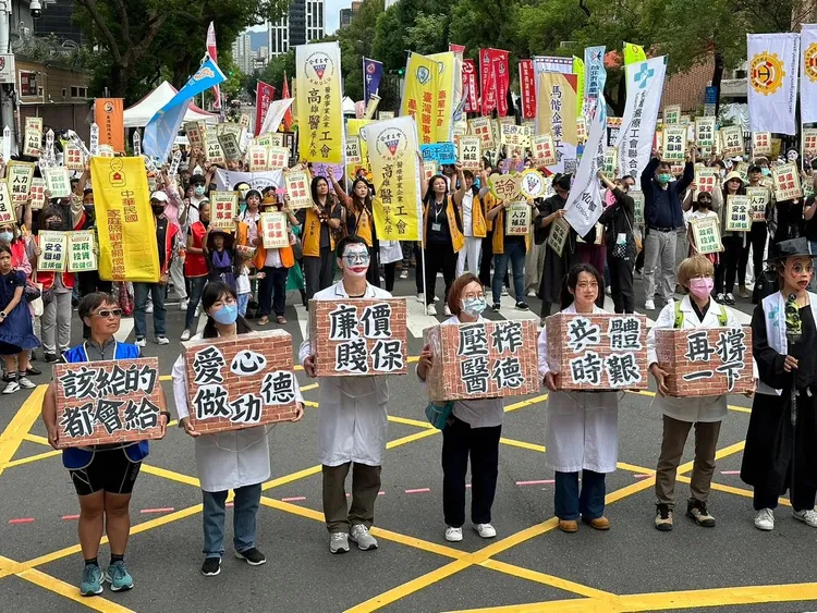 台灣醫療工會聯合會昨發起「醫療勞權大遊行」，超過500第一線醫療人員走上街頭爭取權益。資料照片