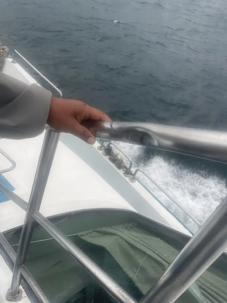 首頁 / 社會
軍方射擊假彈賞鯨船疑遭擊中 嚇壞船上34人
2023/10/21 00:24（10/21 00:36 更新）
宜蘭賞鯨船「超級星3號」20日下午載客出海賞鯨途中，天空突然掉下黑色不明物體，打中船長室玻璃，使得玻璃龜裂，船頭白鐵扶手也受到波及而凹陷，由於當時軍方正在射擊迫擊砲假彈，是否為砲彈碎片有待調查。（業者提供）中央社