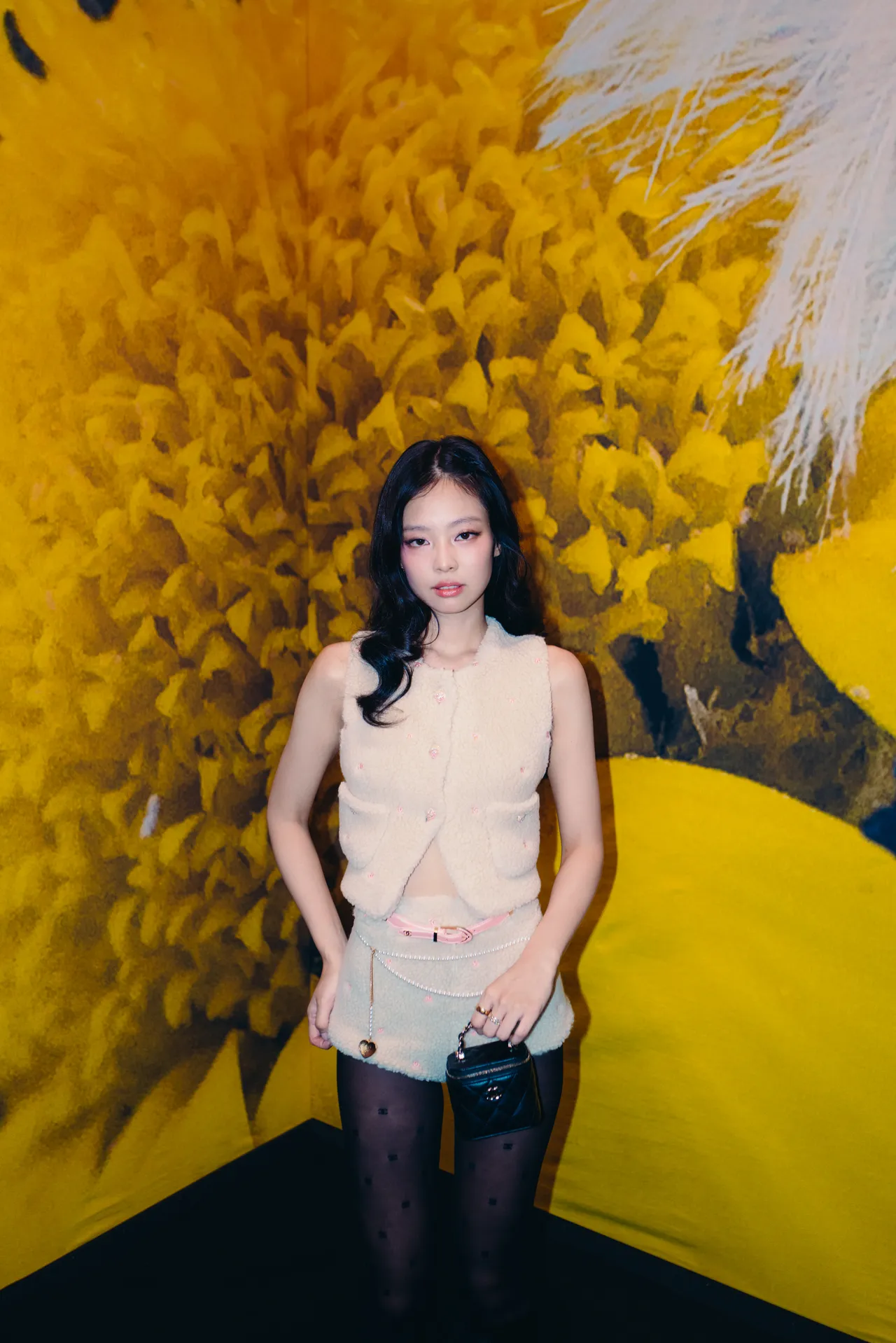 Jennie開秀的造型疑似穿上品牌未曝光款設計。品牌提供