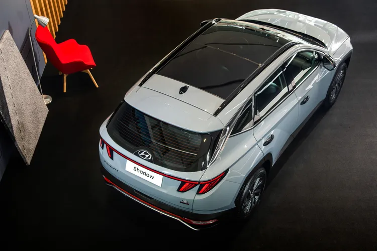 Tucson L Shadow特仕車外觀同時採用黑化後視鏡及車門把手、專屬18吋雙色切削鋁圈、車尾專屬銘版。業者提供