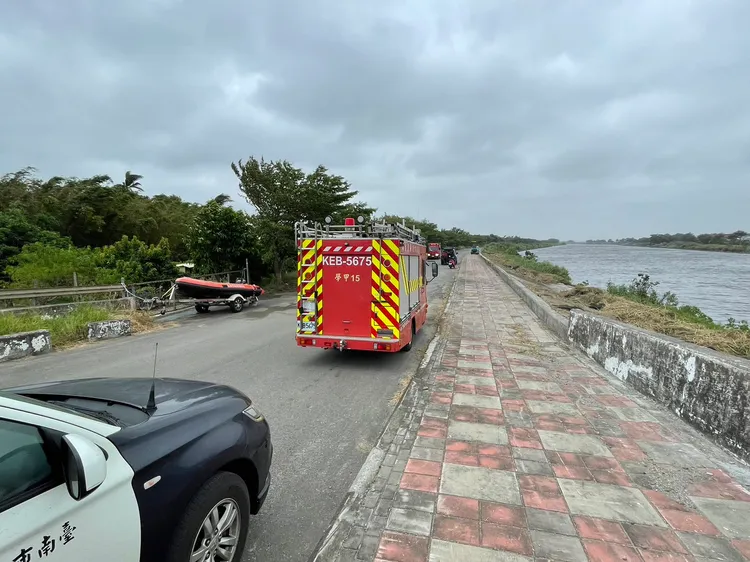 警方、警消持續沿岸搜救發現溺者。讀者提供