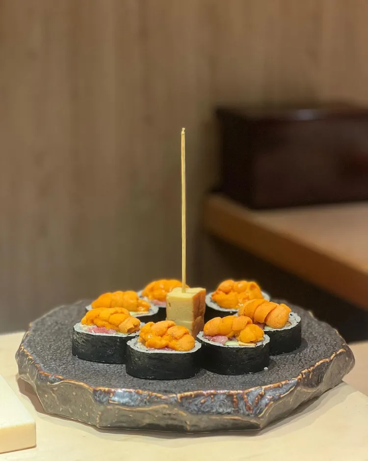 海膽壽司擺盤好像生日蛋糕。翻攝楊謹華IG