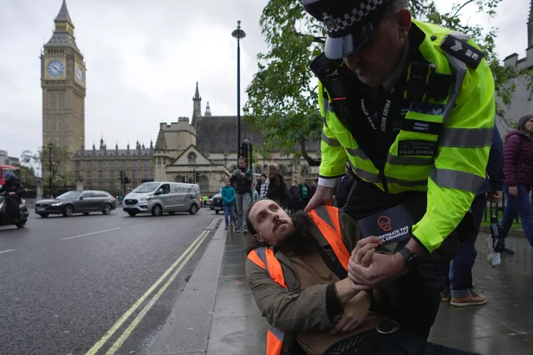 倫敦警方逮捕示威人士。美聯社