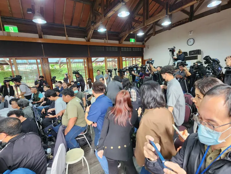 現場一度因未擺設桌子，讓文字記者群跳腳。施智齡攝