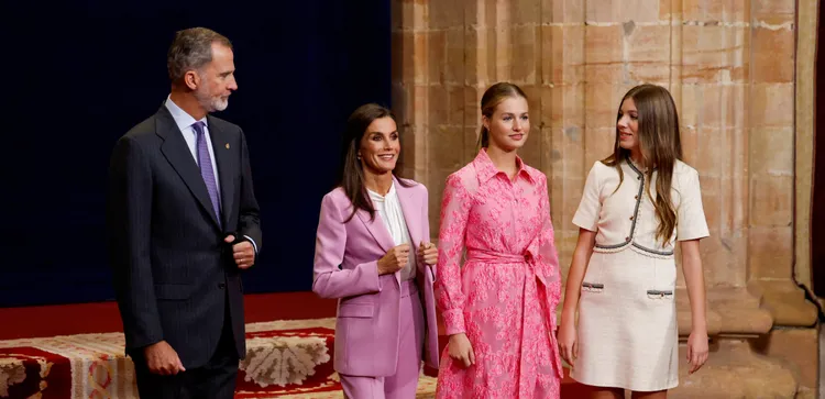 西班牙國王菲利佩6世（左起）、王后雷蒂西亞、王儲蕾歐諾兒公主和妹妹蘇菲亞公主，出席「阿斯圖里亞斯王儲獎」活動。路透社