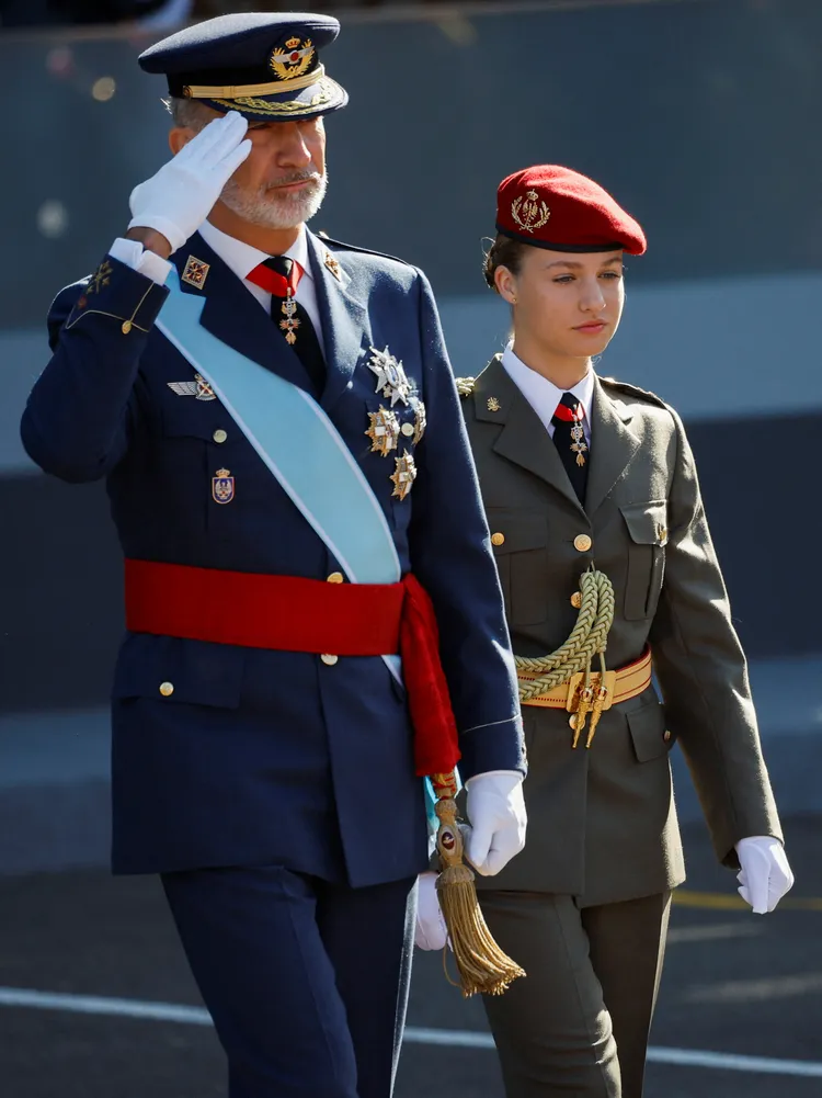 蕾歐諾兒公主（右）與父親國王菲利佩6世12日參加國慶活動。路透社