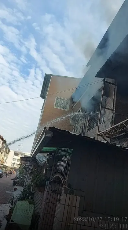 透天厝三樓被燻得焦黑。翻攝自記者爆料網
