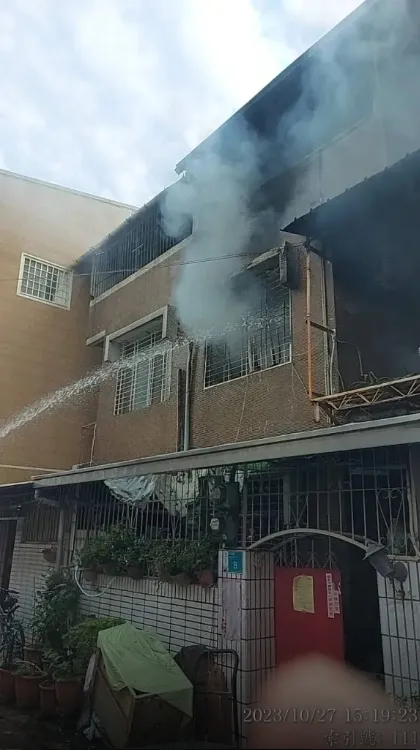 火勢被撲滅後仍冒出陣陣濃煙。翻攝自記者爆料網