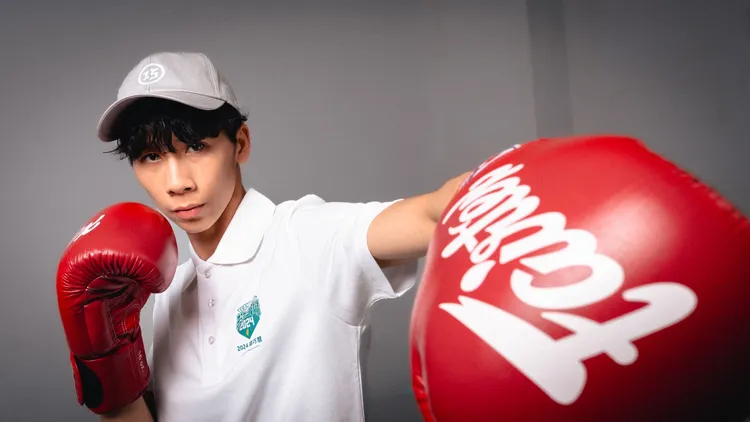 林郁婷在參加亞運前一天與蘇巧慧拍攝募款小物宣傳照。蘇巧慧辦公室提供