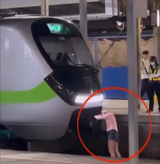 驚險鬧劇！女醉客跌下月台軌道趴睡火車頭　台鐵中壢站區間車乘客們看傻
