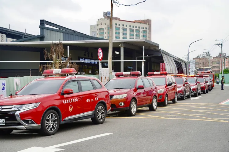 殉職消防弟兄從心燈館移靈至屏東縣立體育館。翻攝畫面