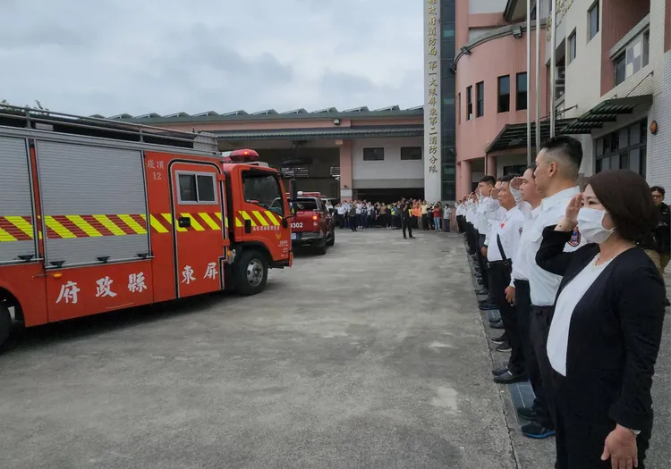 消防弟兄移靈，途中特別繞至四人生前服勤的屏東消防第二分隊進行最後巡禮。翻攝畫面