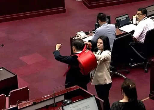 小學生書包好重！竟達14公斤　教育局長一揹窘了