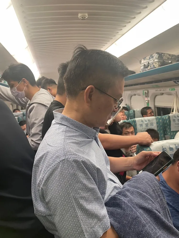 魏明谷也卡在高鐵的「沙丁魚」列車中。翻攝自魏明谷臉書