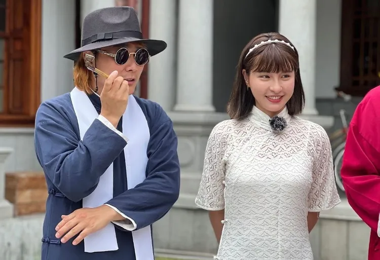 王仁甫（左）和峮峮大玩變裝秀，穿古裝。中視提供