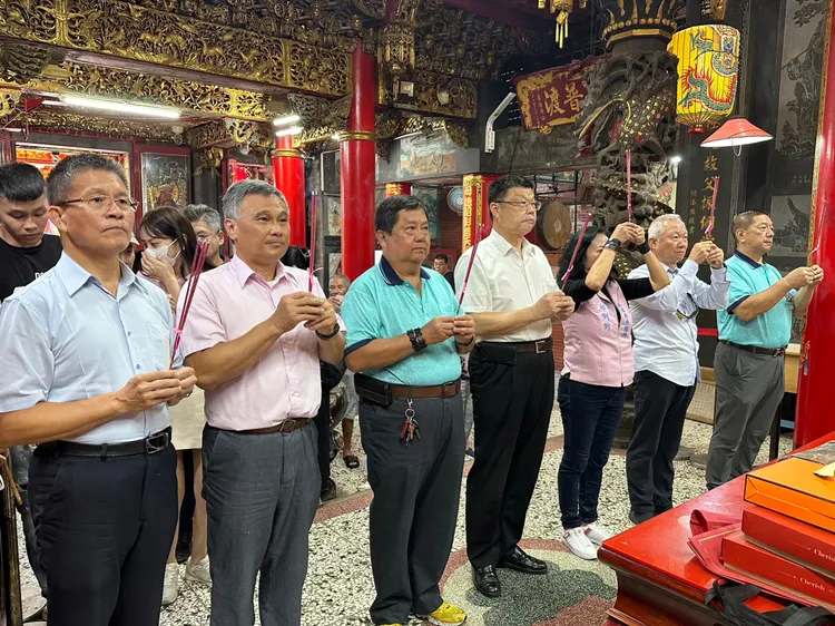 台鐵局局長杜微等人至拱天宮道場及紅壇上香。台鐵提供