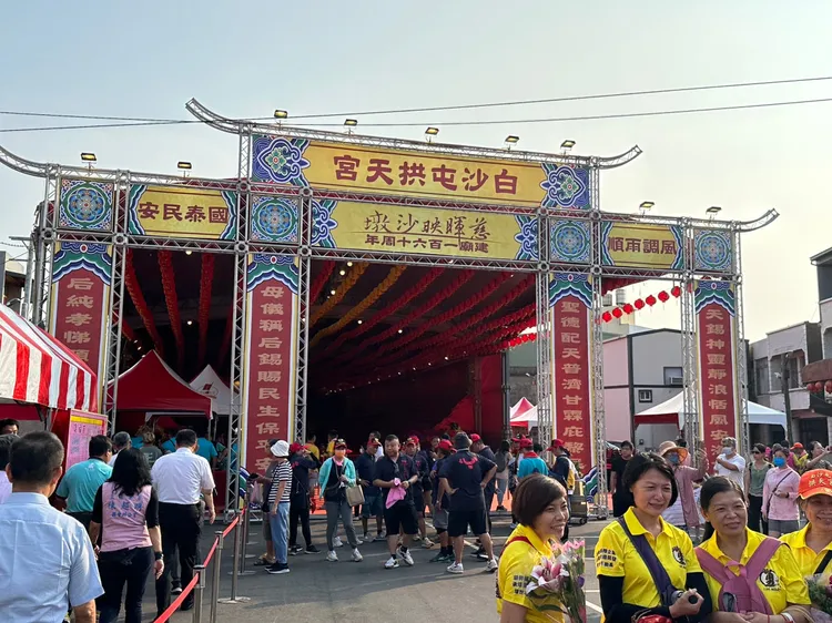 白沙屯拱天宮160周年。台鐵提供