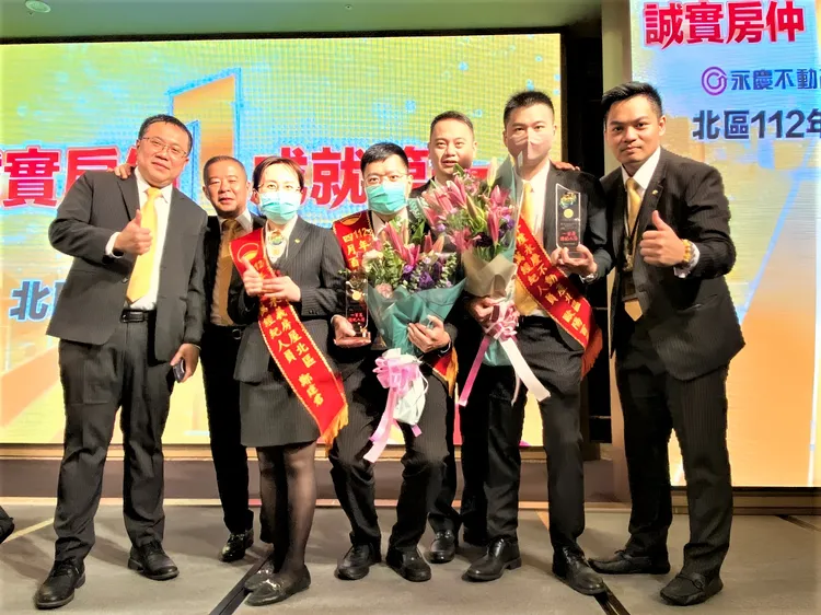 「先誠實再成交」服務理念，贏得民眾信賴，讓周佳緯團隊專任委託逼近４成 。永慶房產集團提供