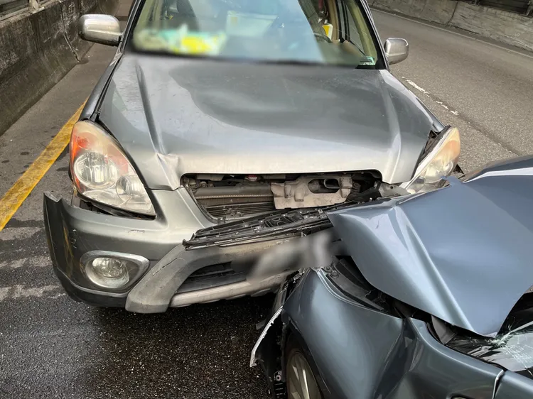 莊男見有逆向車輛已來不及閃躲，雙方發生對撞。翻攝畫面