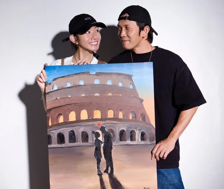 黃尚禾（右）獻上親手繪製具羅馬意涵的畫作求婚，一圓千娜渴望在羅馬被求婚的心願，並期待未來兌現羅馬之旅。米珞安影業提供