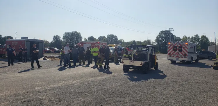 大批警消趕到現場救援。美聯社