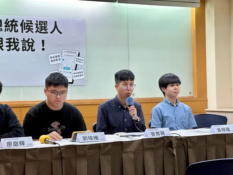 台灣青年民主協會理事長張育萌（中）說明憲改議題，左為台灣學生聯合會理事長劉曜維，右為企鵝交通手札創辦人吳祥瑀。王良博攝