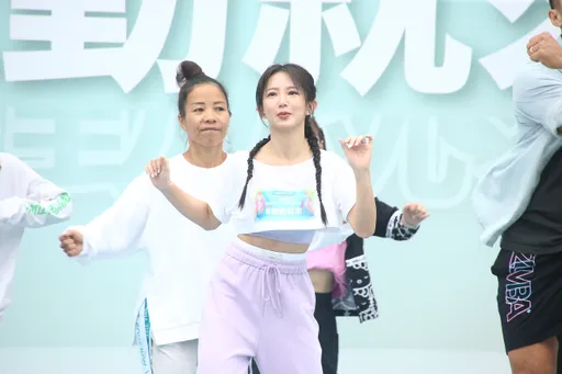 郭書瑤當街視訊6塊肌猛男 遭警告後「2023年不談戀愛」