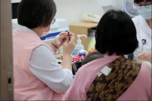 率先全面加薪！新光醫院留護理師　月薪4.3萬元起跳