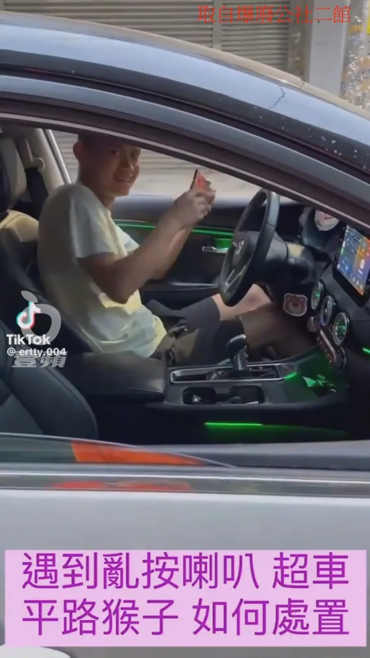 男子帶著戲謔表情準備燃放丟擲鞭炮嚇人。翻攝自臉書爆廢公社二館