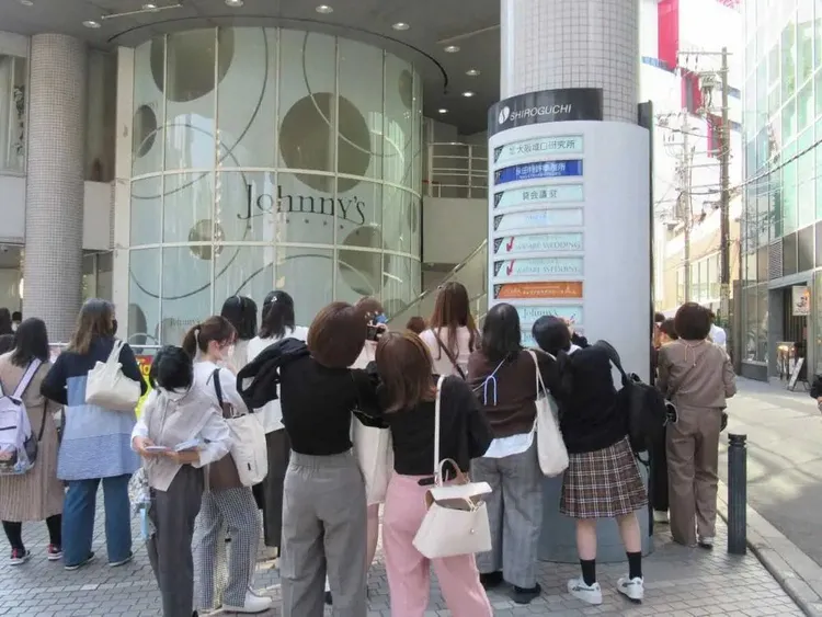 「Johnny's Shop」昨天最後一天營業，從早到晚都有粉絲拍照留念。翻攝《體育日本》