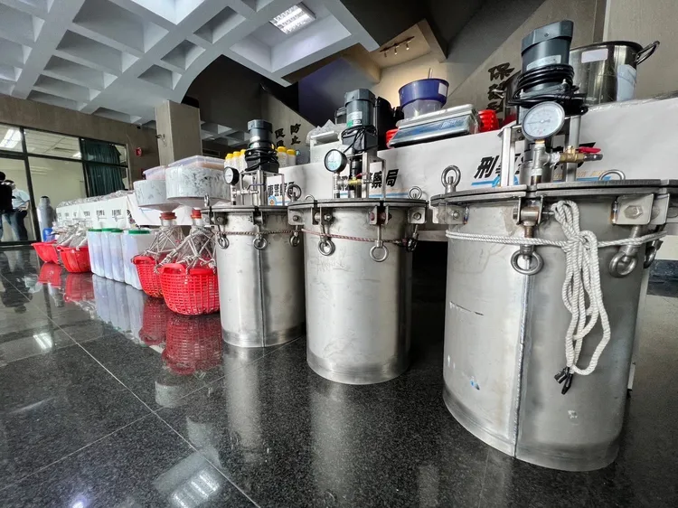 現場起出高壓反應鍋等製毒工具。民眾提供