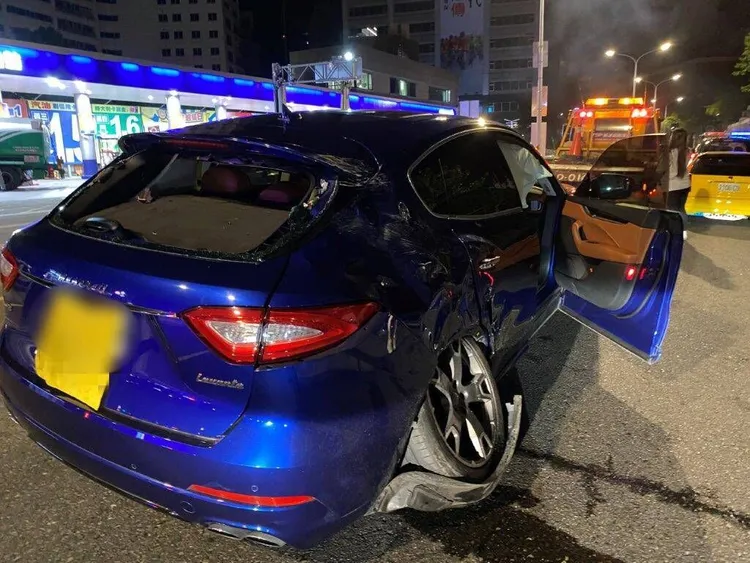 肇事的瑪莎拉蒂車輪撞凹。翻攝照片