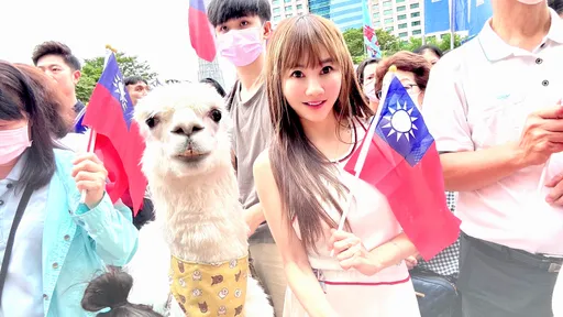 10億身家女星出席國慶升旗 帶草泥馬朝聖推廣吃素減碳