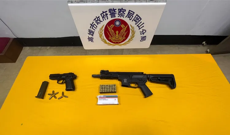 呂姓少年嫌犯昨帶著2把槍枝和58發子彈投案。翻攝畫面