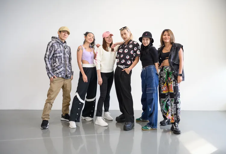 曾馨瑩（左3）與評審團合影。永齡基金會提供