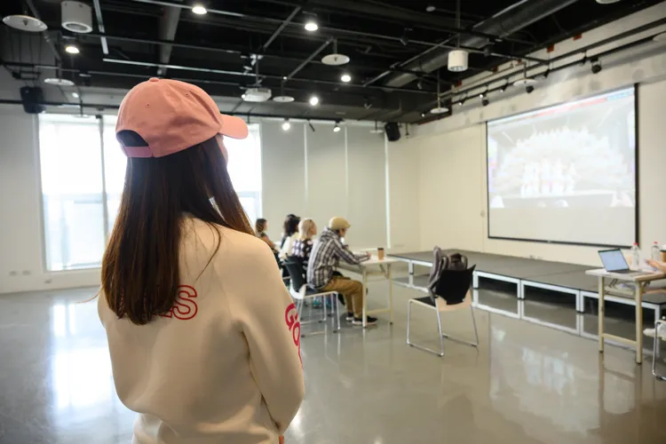 曾馨瑩親自前往探視評審會議。永齡基金會提供