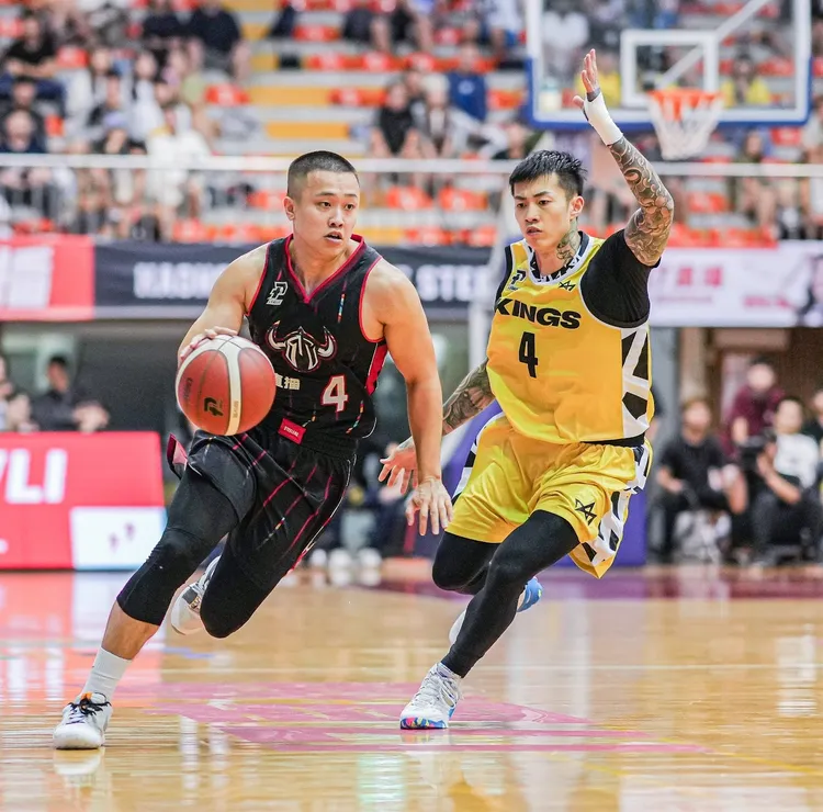 陳又瑋(左)。鋼鐵人