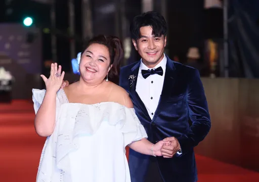鍾欣凌金鐘奬紅毯公布驚人體重!郭彥均笑虧「剛被她的肩胛骨削到」